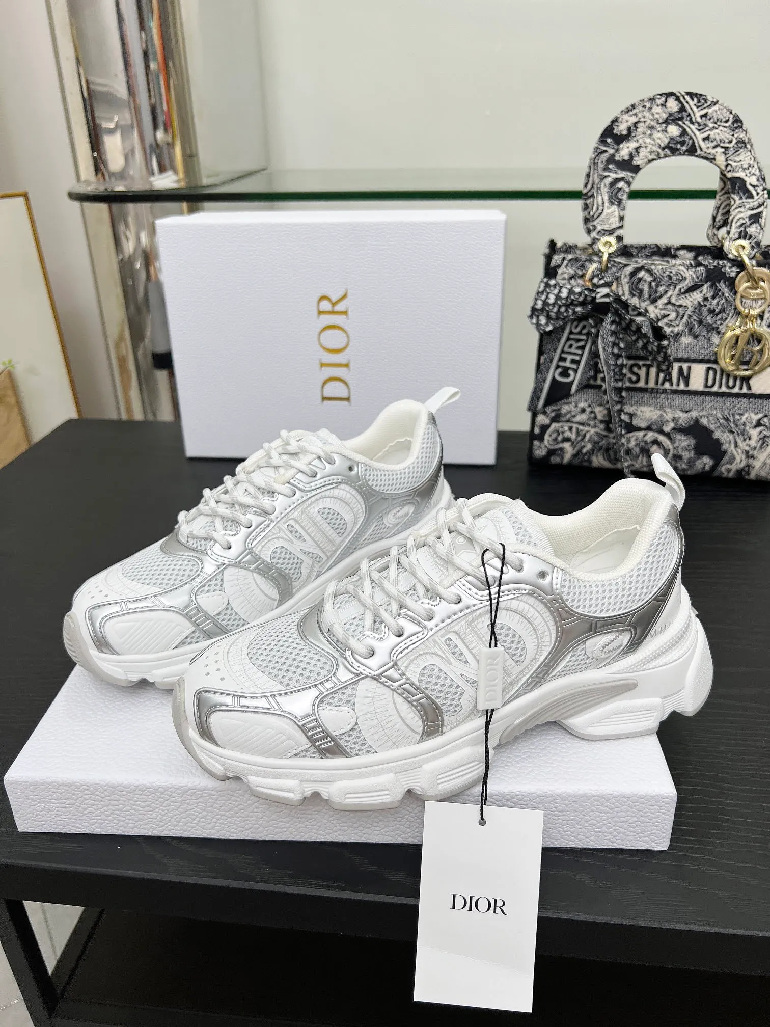👟👟Ex-factory price 560👟👟 The official website is updated simultaneously with the 2025 model. This Dior Chrono sneaker reinterprets running shoes in Dior's high-end style. Gray mesh fabric is paired with tonal suede calfskin panels, the CD logo on the side, the star patch on the tongue and the Dior logo on the heel, all in classic fine detail. Featuring two-tone laces and a lightweight sole with star graphics, they can be worn year-round. Size: Women’s size 35-41 (35/42 can be customized) Color: 12 colors available